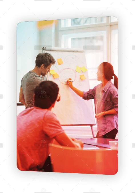 Team plant Ferienhaus-Strategie am Whiteboard. Planung für erfolgreiche Ferienwohnungs-Vermietung.