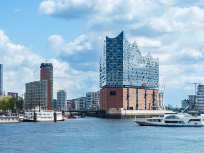 Hamburg: Elbphilharmonie, Gebäude und Elbe. Ideal für Ferienwohnungen & Hausverwaltung in Hamburg.