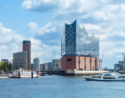 Hamburg: Elbphilharmonie, Gebäude und Elbe. Ideal für Ferienwohnungen & Hausverwaltung in Hamburg.