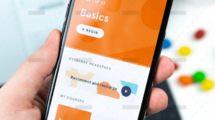 Handy mit App für Ferienhaus-Verwaltung. Basics Kurs für Vermieter. Ferienwohnung einfach managen.