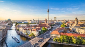 Berlin: Skyline mit Fernsehturm. Ferienwohnungen-Verwaltung in Berlin im Fokus.