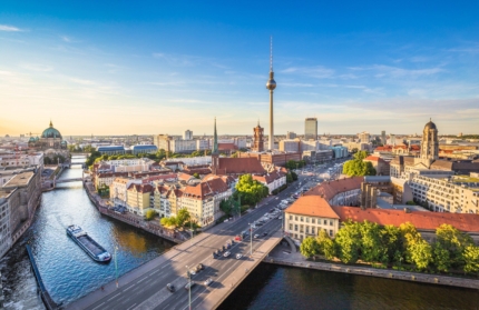 Berlin: Skyline mit Fernsehturm. Ferienwohnungen-Verwaltung in Berlin im Fokus.