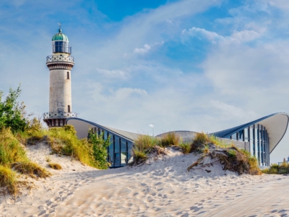 Warnemünde: Leuchtturm am Strand. Ideal für Ferienhaus-Gäste, die Ruhe suchen. Verwaltung Ihrer Ferienwohnung.