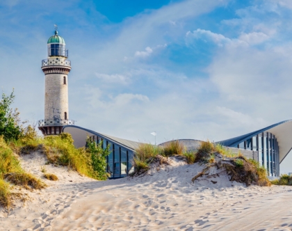 Warnemünde: Leuchtturm am Strand. Ideal für Ferienhaus-Gäste, die Ruhe suchen. Verwaltung Ihrer Ferienwohnung.