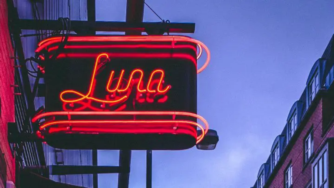 Neon-Schild Luna für Ferienhaus-Flair. Urlaubsimmobilien-Management.