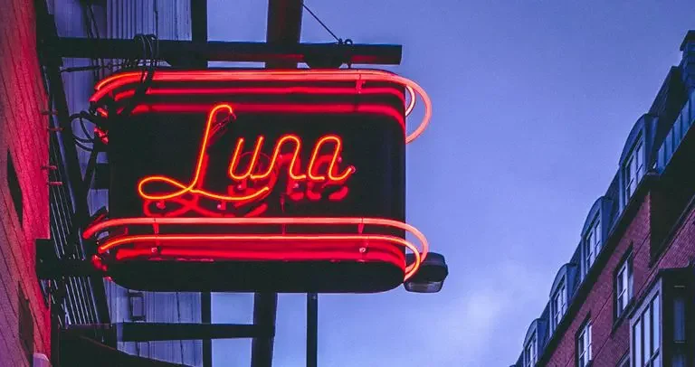 Neon-Schild Luna für Ferienhaus-Flair. Urlaubsimmobilien-Management.