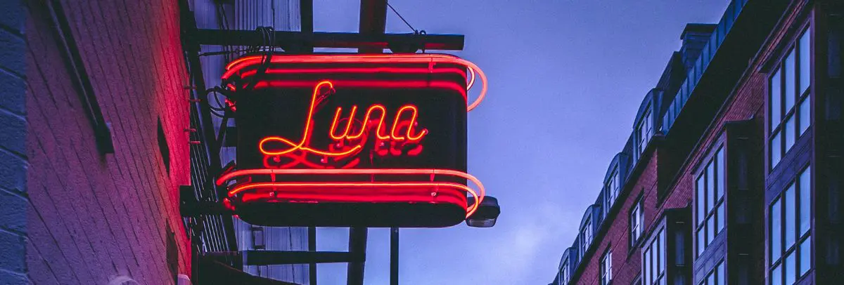 Neon-Schild Luna für Ferienhaus-Flair. Urlaubsimmobilien-Management.